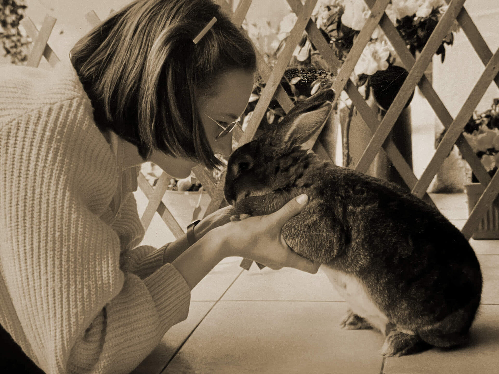 Schon als junges Mädchen hatte Cornelia Wiesner ein ganz besonderes Verhältnis zu Tieren, wie hier zu Ihrem Kaninchen