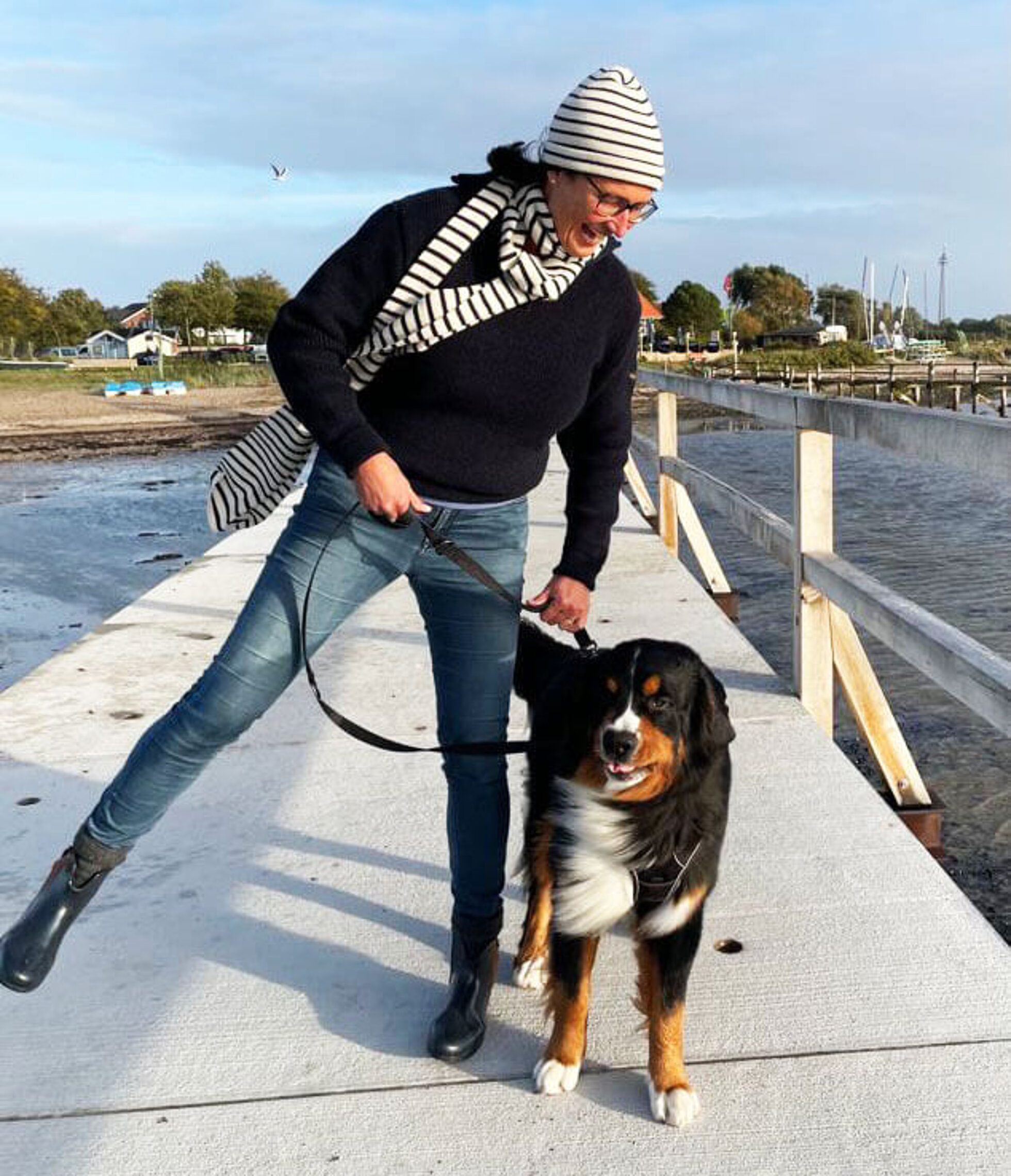 Cornelia Wiesner im Urlaub auf einen Pier am Meer mit Ihrem Hund Dr. Jim Knopf