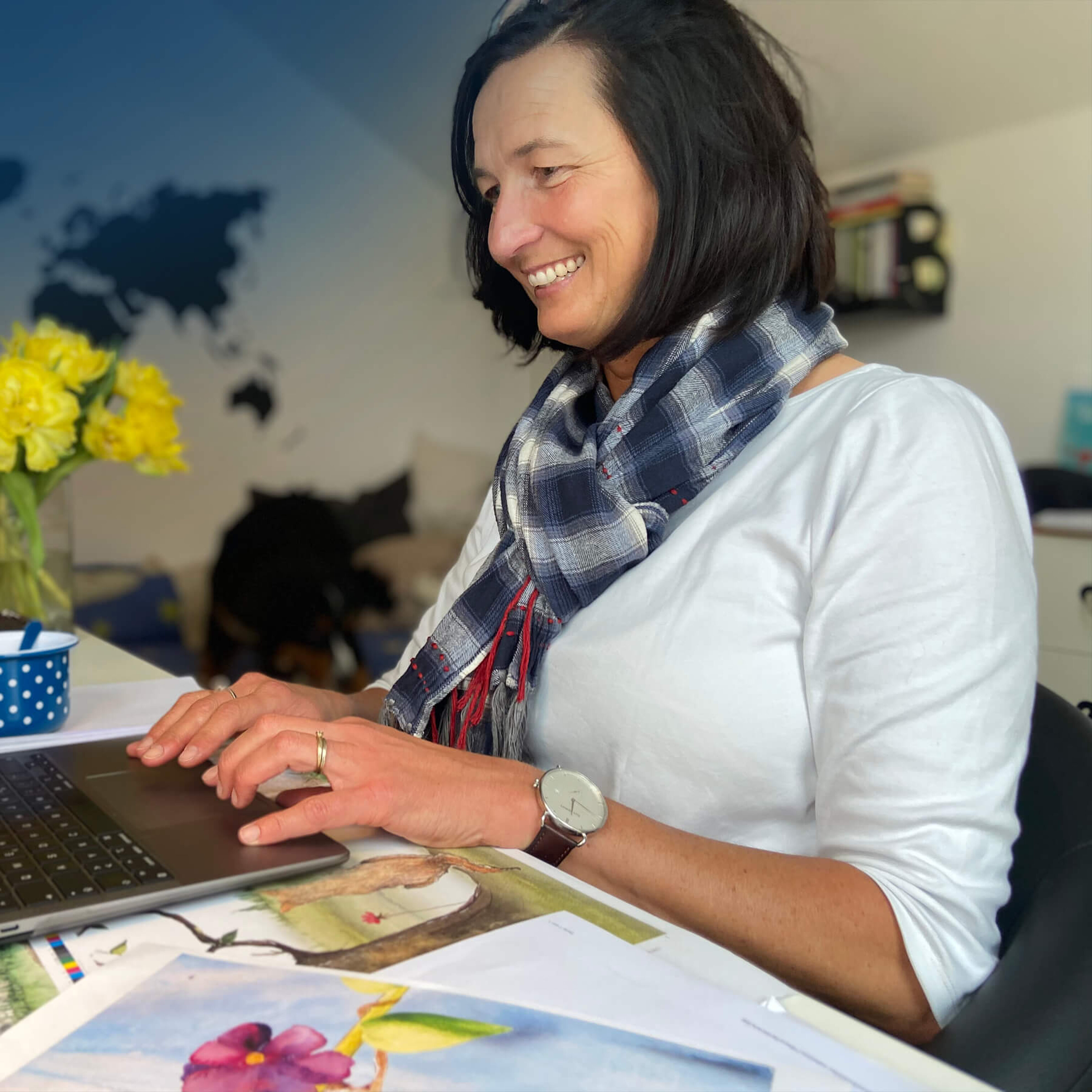 Die Kinderbuchautorin Cornelia Wiesner arbeitet am Laptop